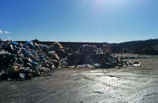 Vzrok za smrt 59-letnika naj bi bil naraven, poškodbe trupla pa naj bi nastale   ob 
stiskanju smeti v tovornjaku ali med nakladanjem smeti v Stari Gori.