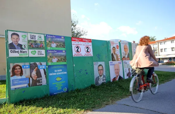 Vsak volilni plakat mora biti označen z zaporedno številko. V 
Ajdovščini je bilo največ kršitev prav iz tega naslova. Morda je 
bolj kot zlonamernost temu botrovalo neznanje, zato  bi 
veljalo v prihodnje bolje izobraziti organizatorje kampanj, 
predlagajo v TI.  