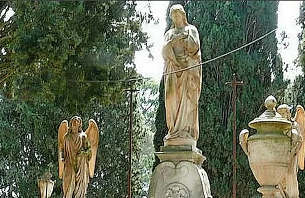 Puljsko pokopališče Monte Ghiro bo na dražbi prodajalo 17 
grobnic, ki so bile večinoma v lasti ezulov in so samevale od 
leta 1947.