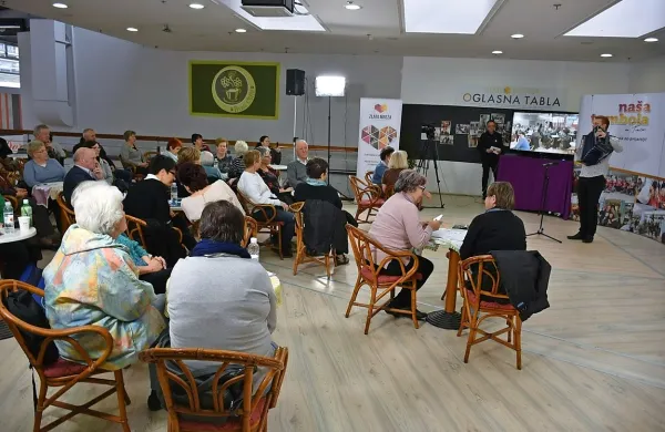 Nad nekdanjo picerijo v Mercator centru Koper na Dolinski 
cesti so odprli prvi Zlati kotiček za  aktivno in ustvarjalno 
druženje starejših.