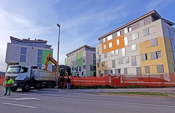 Na gradbišču Rezidence Livade dela potekajo  tudi, ko  dežuje 
in  ob nedeljah.