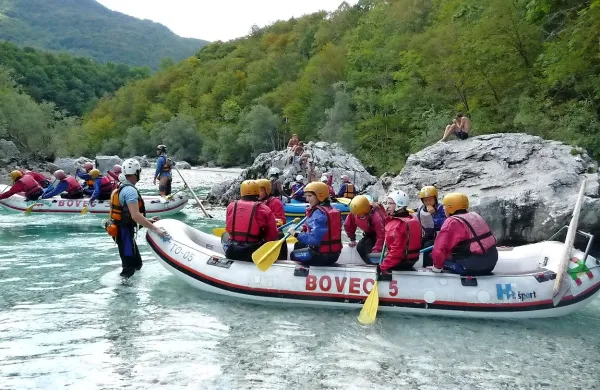  Sezona je pred vrati, v zgornjem Posočju pa se še usklajujejo, 
kako določiti jasna pravila  v prid  turistom in ponudnikom, 
tako večjim kot manjšim.  