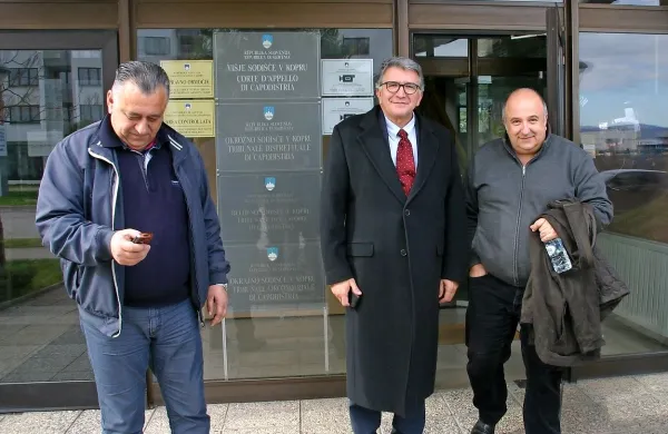 Martin Đerđaj, Tomislav in Georg Klokočovnik (z leve) po 
včerajšnji oprostilni sodbi.