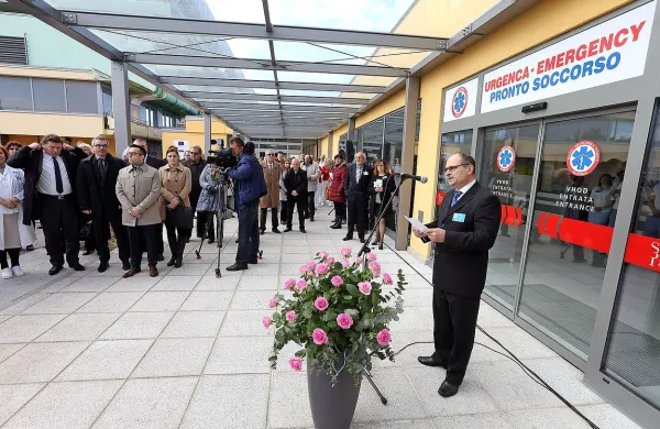 Novi urgentni center Izola se nahaja desno od zdajšnjega 
vhoda v izolsko bolnišnico.