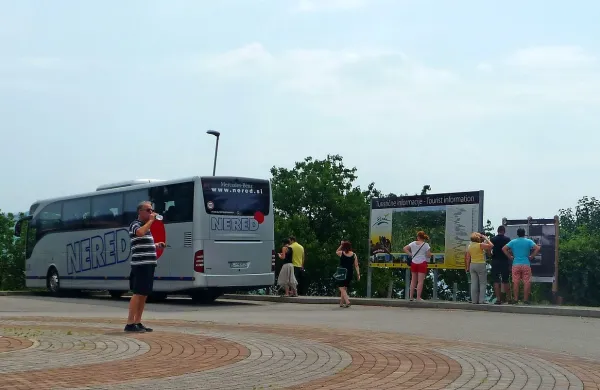 Veliko obiskovalcev, malo parkirnih mest zanje večkrat ustvarja nered, potrjujejo redarji. 