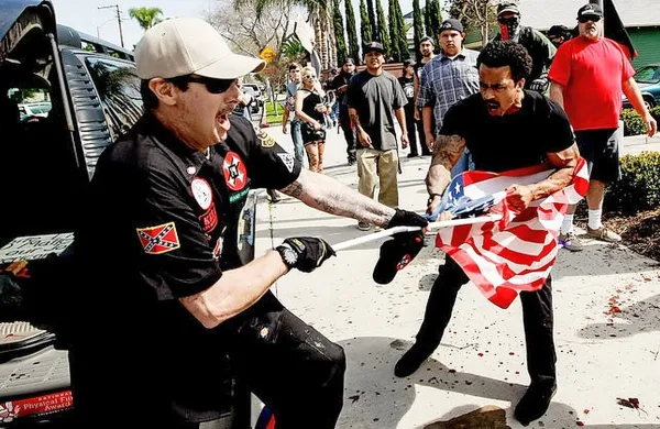 Na shodu rasistične organizacije Ku Klux Klan (KKK) v 
ameriški zvezni državi Kalifornija so v soboto zabodli tri 
osebe in aretirali 13 ljudi.