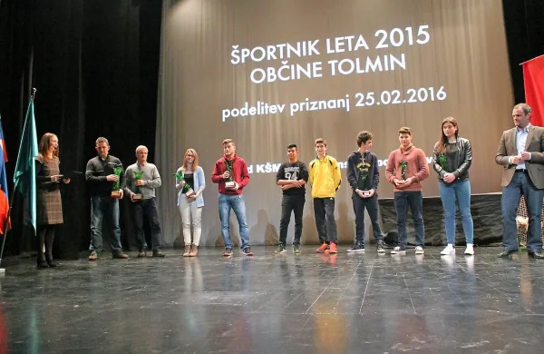 Takole so se na odru zbrali prejemniki najvišjih športnih 
priznanj za minulo leto v občini Tolmin