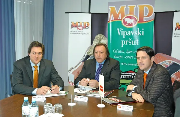 Trojica obtoženih (z leve: Marko Volk, Vojteh Volk in Martin 
Kovač), ko je  še ponosno sedela pred zastavami Mipa in 
razlagala svoje načrte s podjetjem. 
