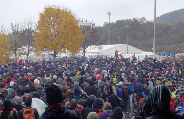 Prehod migrantov skozi Slovenijo je državo do sredine 
februarja stal nekaj več kot 32 milijonov evrov. Za oskrbo 
prosilca za azil  država mesečno odšteje 385 evrov, je v 
državnem zboru povedal premier Miro Cerar. 
