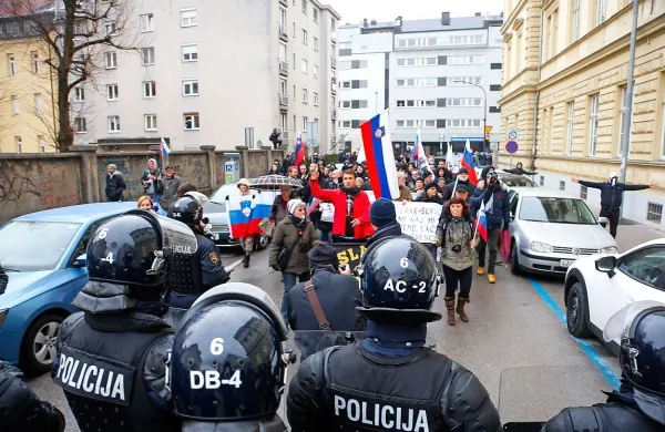 Policisti so preprečili spopad med skupinama protestnikov.