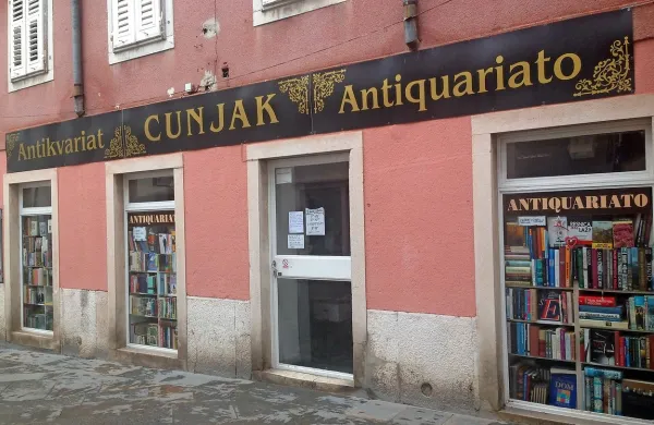 Trenutno je antikvariat v koprski Kidričevi ulici zaprt.