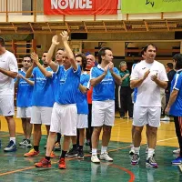 Na dobrodelni nogometni tekmi v Izoli so minulu petek zbrali  
4500 evrov, ki jih bodo namenili  izolskim osnovnošolcem.