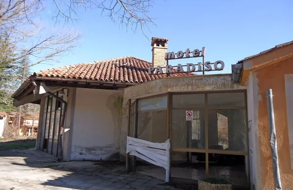 Domačini verjetno  še dobro pomnijo čase, ko je v dolini Rižane uspešno posloval motel 
Paradiso, kjer so gostje na svoje krožnike dobili sveže postrvi iz bližnje ribogojnice.