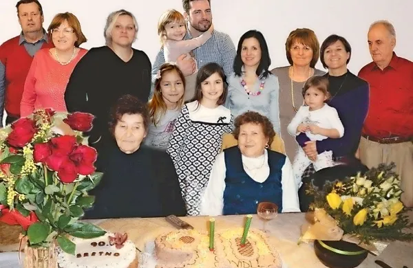 Vida Štefančič (prva z desne, sedi) je 90. let praznovala v 
družinskem krogu.