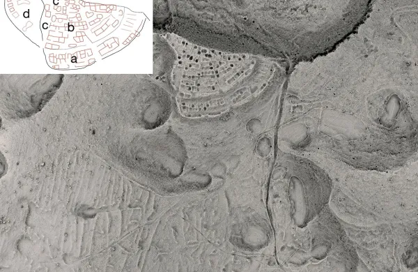 Načrt gradišča s “predgradjem” (a), “mestecem” (b) z dvema 
“trgoma” (c) in “industrijskim predmestjem” (d). To “mestece” 
nad Knežakom naj bi obstajalo v  3. in 4. stoletju našega 
štetja. 
