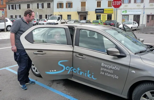 Tako je včeraj malo pred 13. uro Valter Škapin pomagal v avto 
Sopotnikov starejši prebivalki Brkinov, ki jo je že zjutraj 
pripeljal v sežansko bolnišnico na pregled. 