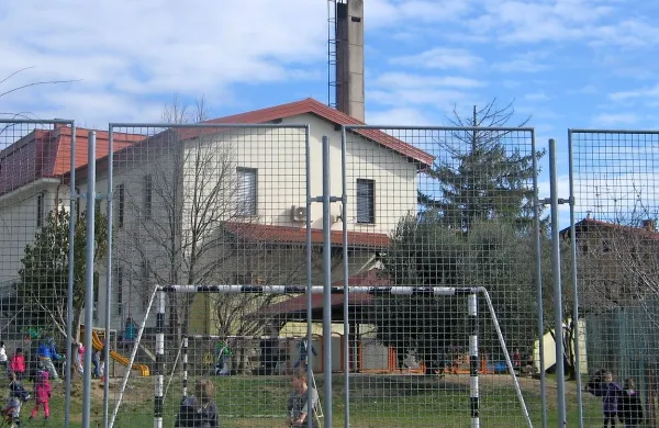 Po dolgih letih naj bi dodatne prostore za vrtec v Kojskem le dobili v isti stavbi (na fotografiji v ospredju).