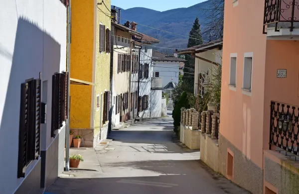   Preučili bodo, kje bi lahko v Mirnu in drugih krajih v občini 
postavili table, ki bi označevale hišne številke in tudi lokalno 
ime območja.