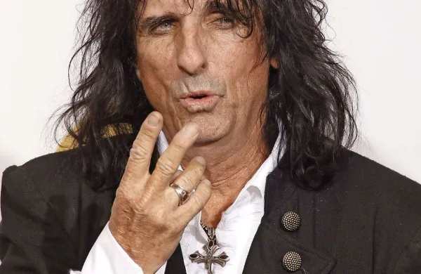 V ljubljanski Hali Tivoli bo 12. junija nastopil Alice Cooper. 