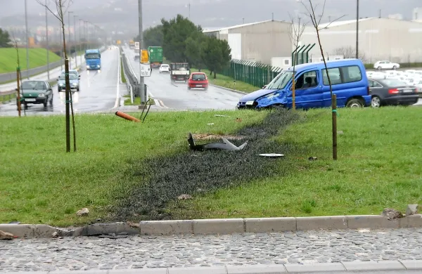 Poljak je z avtom najprej trčil v drugo vozilo, med begom pa 
je nato podrl steber javne razsvetljave in se z avtom zaril v 
zelenico na krožišču.