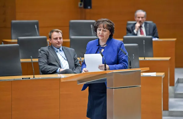 Predlogu novele zakona o medijih se glede na stališča 
poslanskih skupin obeta podpora. Na fotografiji: ministrica za 
kulturo Julijana Bizjak Mlakar.