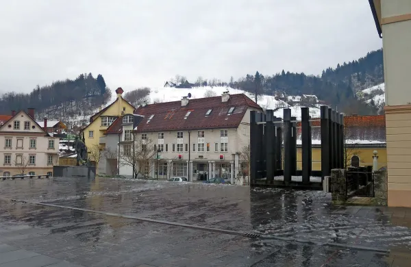 Prepogosto samevajoč Mestni trg bi z brezčasnim klekljanjem  oživel vsak dan.