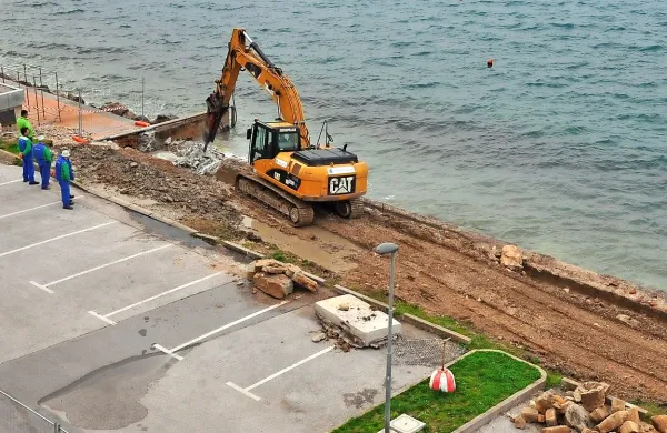 Gradbinci so začeli urejati obalo na Fornačah.