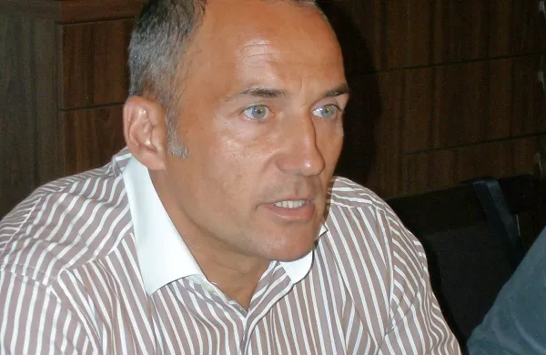 Prvi in edini kandidat za novega trenerja Maribora  je Darko 
Milanič, so pojasnili v nogometnem klubu.