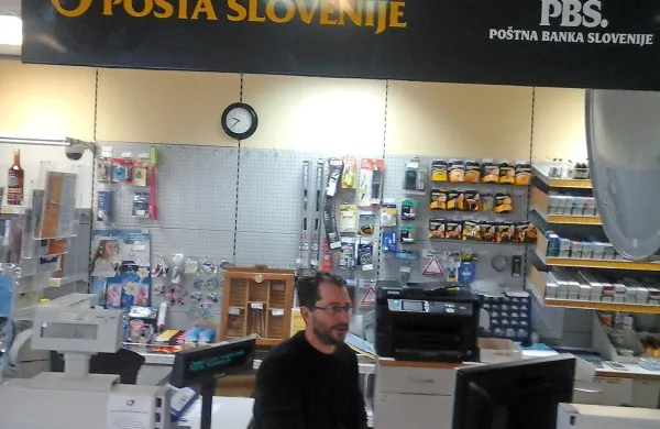 Matija Tomšič v pogodbeni pošti in obenem trgovini na 
bencinskem servisu v Knežaku. 