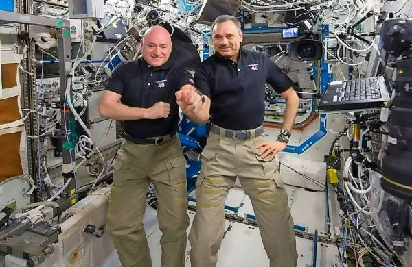 Ameriški astronavt Scott Kelly (levo) in ruski kozmonavt 
Mihailo Kornjenko sta se  vrnila na Zemljo, potem ko sta na 
Mednarodni vesoljski postaji preživela skoraj leto dni.
