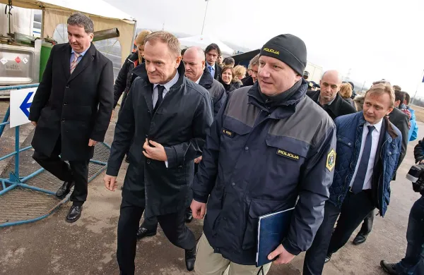 Predsednik Evropskega sveta Donald Tusk je v okviru turneje 
po državah na balkanski migrantski poti  obiskal sprejemni 
center za begunce v Dobovi.
