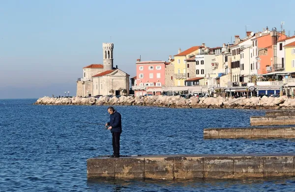 Na najnovejšo naslovnico priljubljenega vodnika so uredniki 
prvič uvrstili fotografijo Pirana. Fotografija je simbolična.