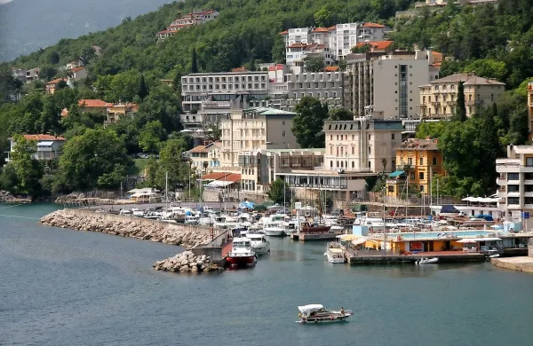 Na vrhu seznama najdražjih istrskih mest najdemo Opatijo, 
kjer je za kvadratni meter v povprečju treba odšteti 3113 
evrov.
