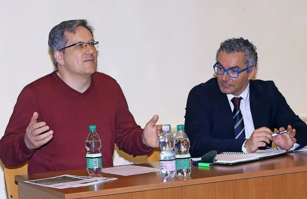 “Lokalna vinjeta se mi zdi pametna rešitev, večina članov svetov koprskih KS pa bi vinjete 
ukinila,” je sinoči povzel  Zlatko Gombar. Ob njem poslanec  Marko Ferluga.