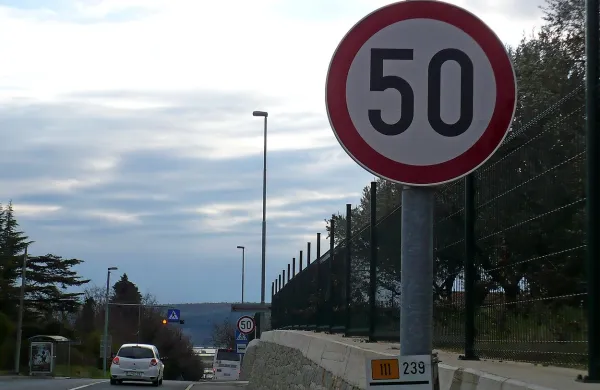 Prometne označbe, ki omejujejo hitrost na 50 kilometrov na 
uro, upoštevajo le redki.

 





