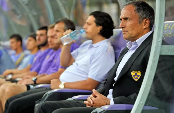 Spet bosta skupaj: Darko Milanič (v ospredju) in Zlatko 
Zahović (s plastenko vode).