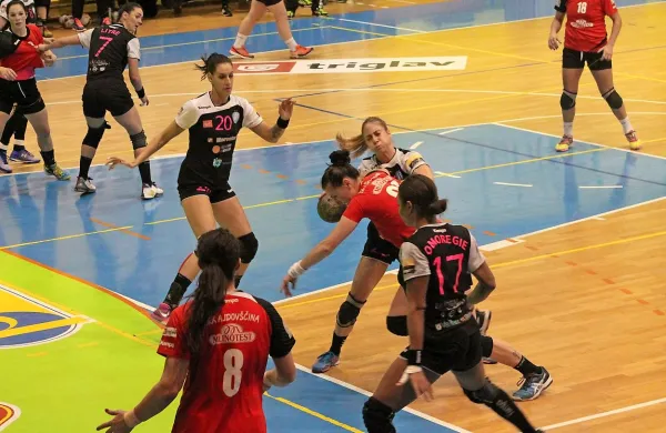 Odslej Ajdovka Teja Ferfolja (v prodoru) in Krimovka Alja 
Koren (20) ne bosta več le reprezentančni, temveč tudi 
klubski kolegici.