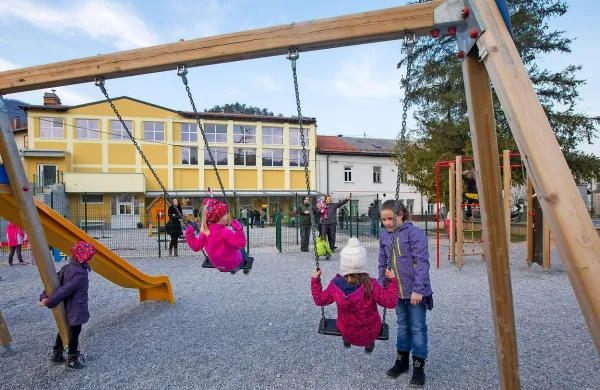 Enota vrtca v Planini je lani dobila nove prostore, s tem pa tudi možnost odprtja dodatnega 
oddelka, ki so ga starši že nestrpno čakali.