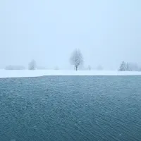 Sneg je pobelil tudi vas zadlog. Na fotografiji je kotanja,  ki se  
napolni z vodo ob obilnejših padavinah. 
