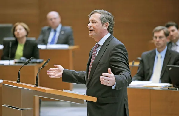 Karl Erjavec po neuspešni interpelaciji NSi in SDS ostaja 
zunanji minister.
