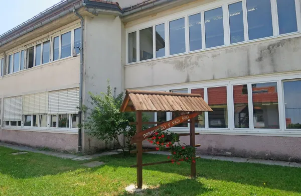 Če bo denar, naj bi poleti pritlične učilnice OŠ Črni Vrh 
končno rešili radona.