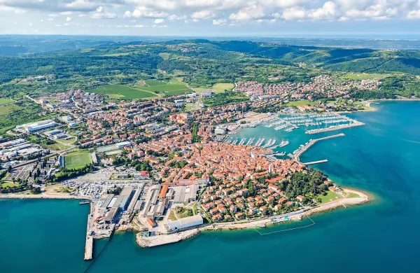 Člani izolskega občinskega sveta so na popoldanski izredni 
seji brez glasu proti sprejeli občinski proračun za leto 2016. 