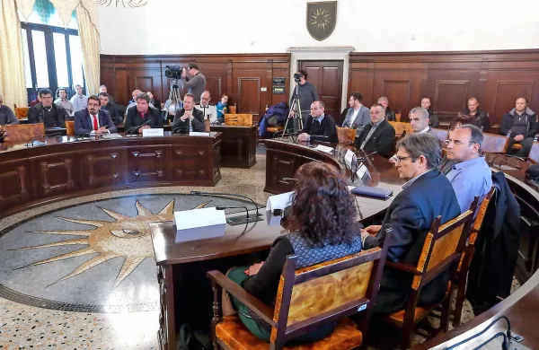 Devet županov, predstavniki sveta delavcev Luke in luška 
sindikata podpisali skupno izjavo o tem. 