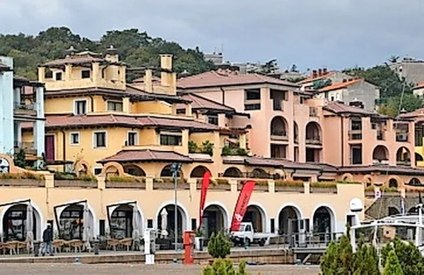 Paviljon Ralli je do 70. let minulega stoletja služil kot 
psihiatrična ustanova za mladoletne. 