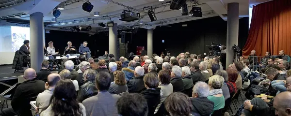 Predstavitev knjige Prevarana Slovenije Mateja Šurca je 
pritegnila veliko poslušalcev.