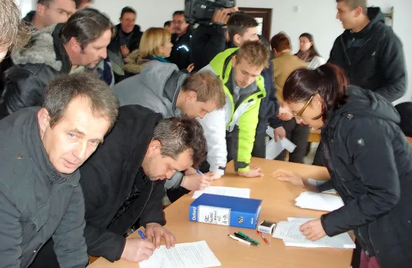 Tako so delavci SEC-a pred dvema tednoma podpisovali 
odpovedi. Bo vsaj kateri med njimi dobil delo v novem 
podjetju, ki naj bi ga ustanavljala skupina nekdanjih zaposlenih in v ta namen najela prostore nekdanjega  na 
Baču? 