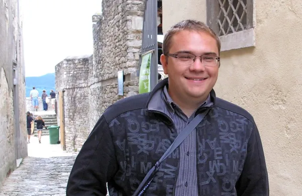 Režiser Žiga Virc, letnik 1987, je pred tem napovednikom 
nase najbolj opozoril s kratkim filmom Trst je naš, s katerim je 
pri italijanskih sosedih sprožil kar nekaj kritik.