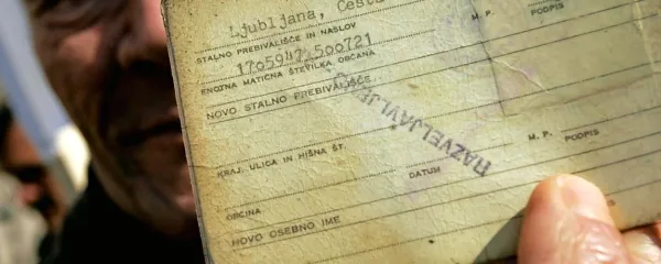 26. februarja 1992 je  država iz registra stalnih prebivalcev 
izbrisala več kot 25.000 prebivalcev Slovenije, državljanov 
tedanjih republik SFRJ, in jih prestavila v register tujcev. 
Ljudje so  ostali brez dokumentov, izgubili so  socialne pravice, mnogi so morali tudi zapustiti Slovenijo.