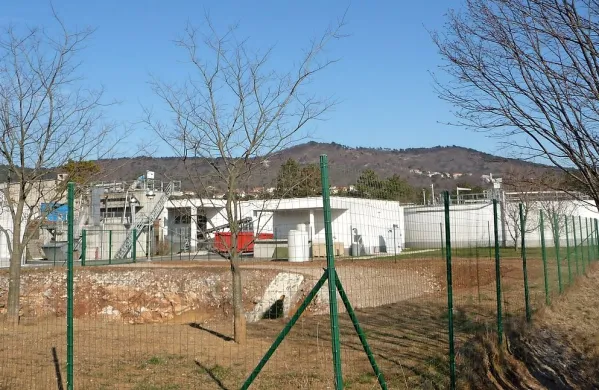 Čistilna naprava v Sežani je šele zdaj dobila vse tisto, kar bi 
morala ob zgraditvi. Zaradi naložbe  bodo  občani plačevati 
deset odstotkov več za kanalščino, so sklenili  občinski 
svetniki, pa čeprav koncesijska pogodba določa, da plačajo 
le tiste naložbe, ki jih zahtevajo spremenjeni predpisi.