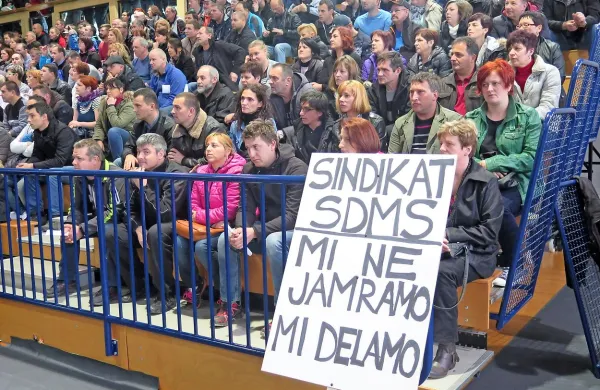 Več kot 2000 slovenskih delavcev, ki se dnevno vozijo na delo 
v tujino in jih v prizadevanjih za primerno ureditev davčnega 
položaja predstavlja Civilna iniciativa Apače,  se je pridružilo 
novoustanovljenemu Sindikatu delavcev migrantov Slovenije. 